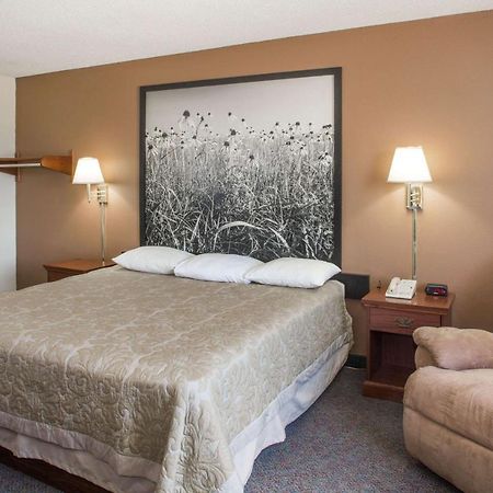 Super 8 By Wyndham Richmond Hotel Bagian luar foto