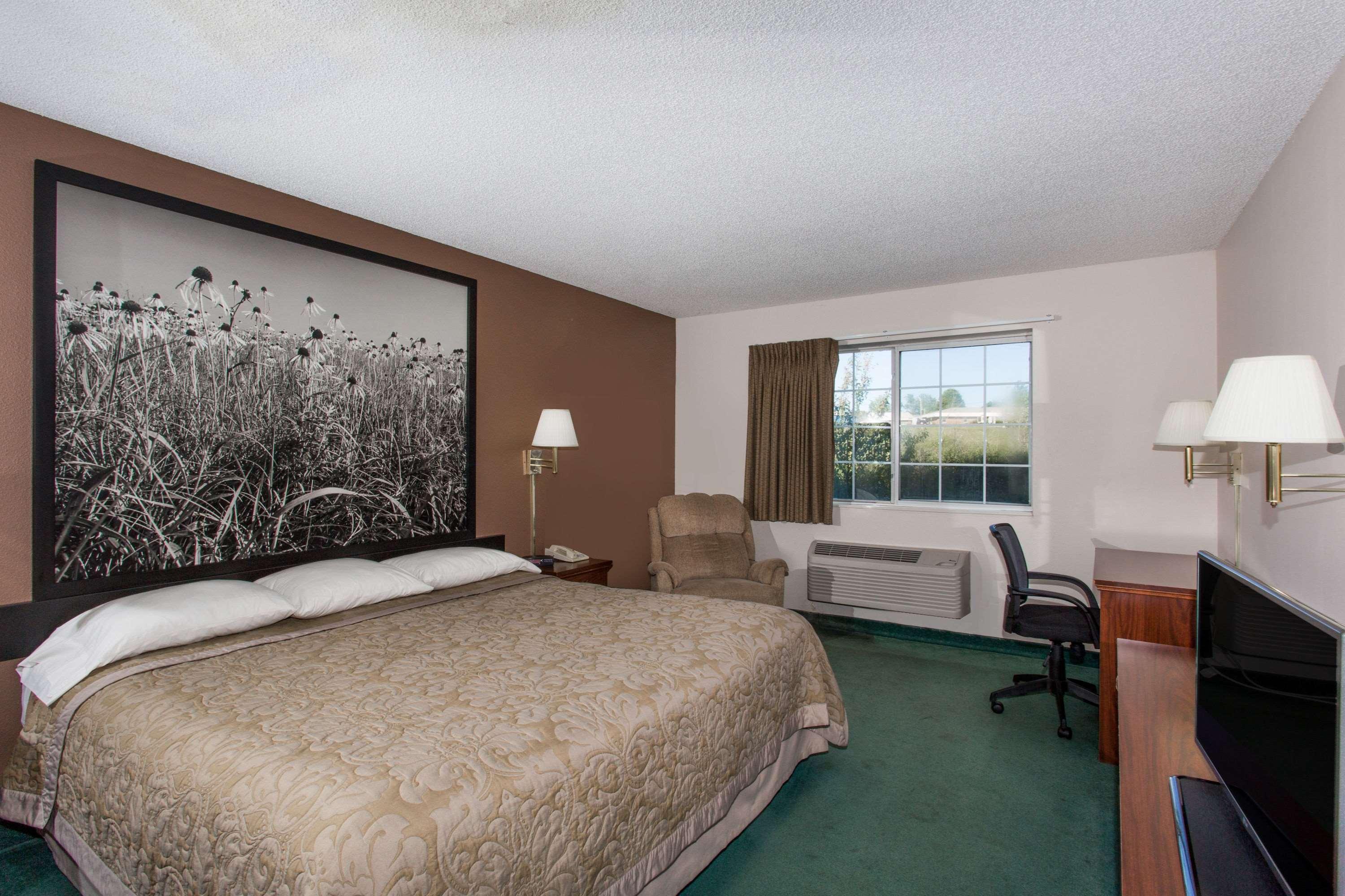 Super 8 By Wyndham Richmond Hotel Bagian luar foto