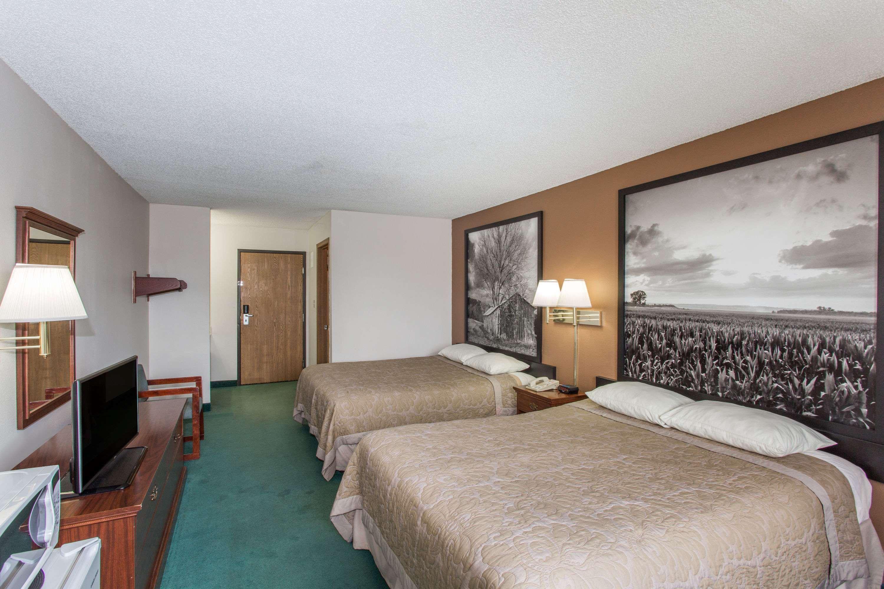 Super 8 By Wyndham Richmond Hotel Bagian luar foto