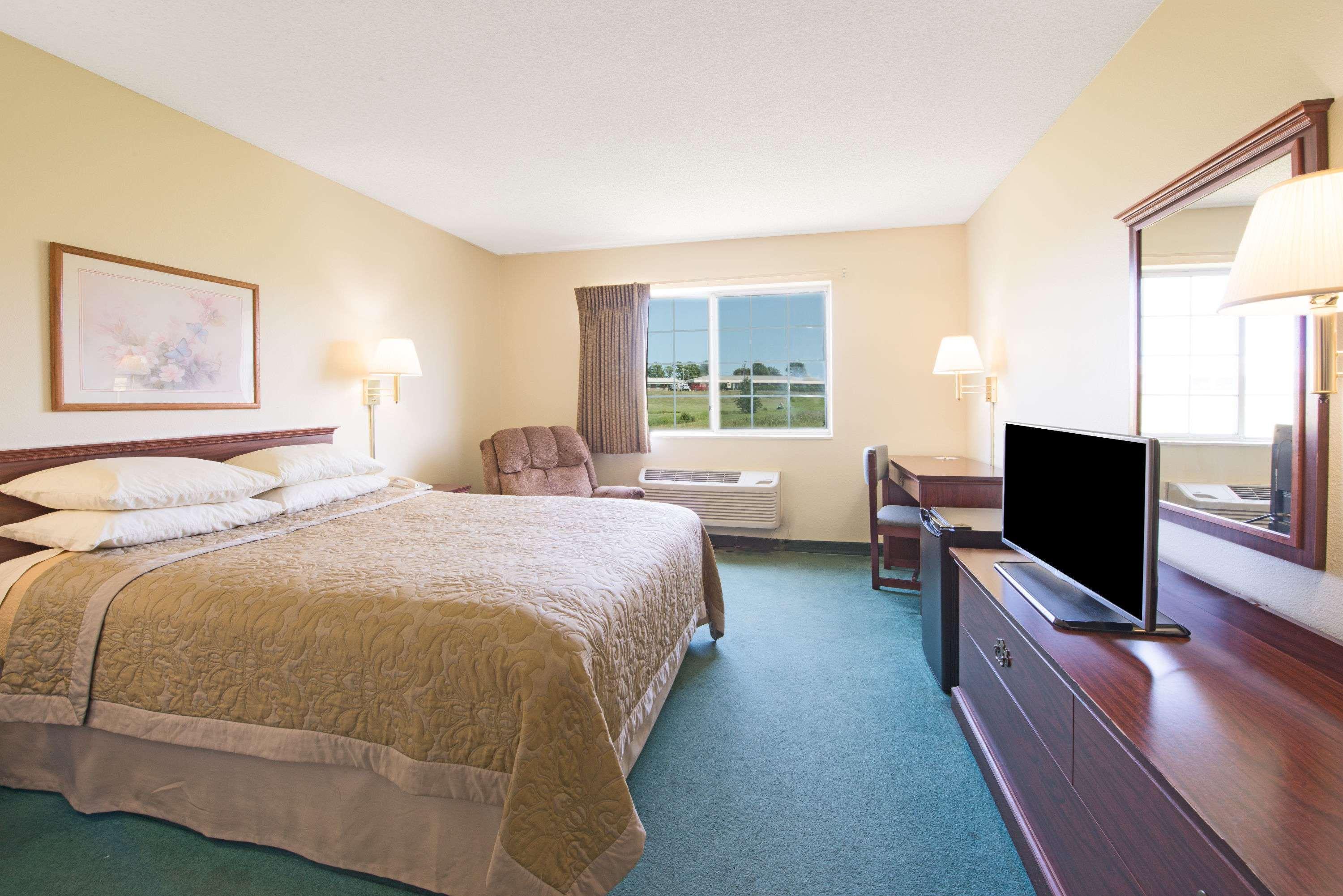 Super 8 By Wyndham Richmond Hotel Bagian luar foto