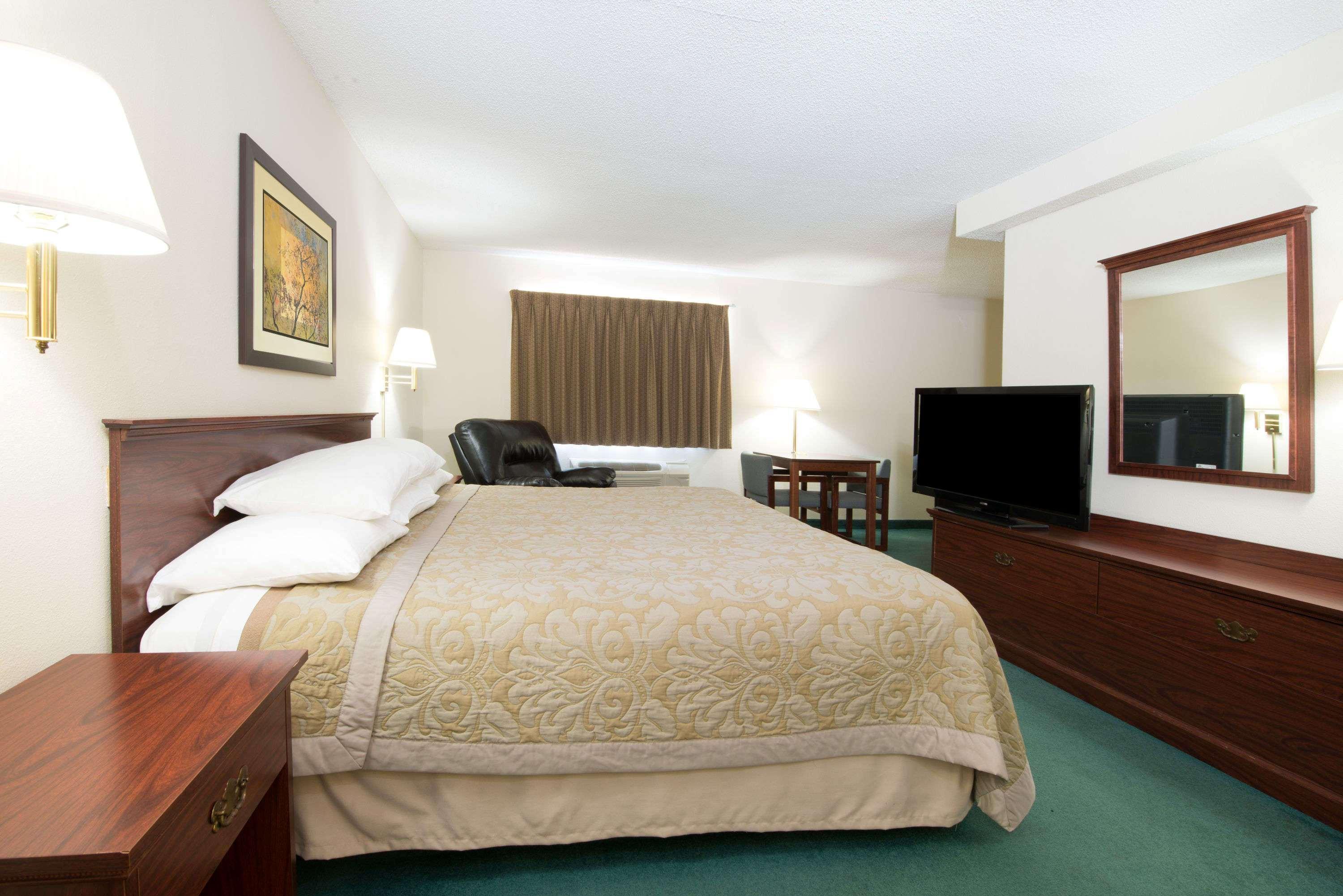 Super 8 By Wyndham Richmond Hotel Bagian luar foto