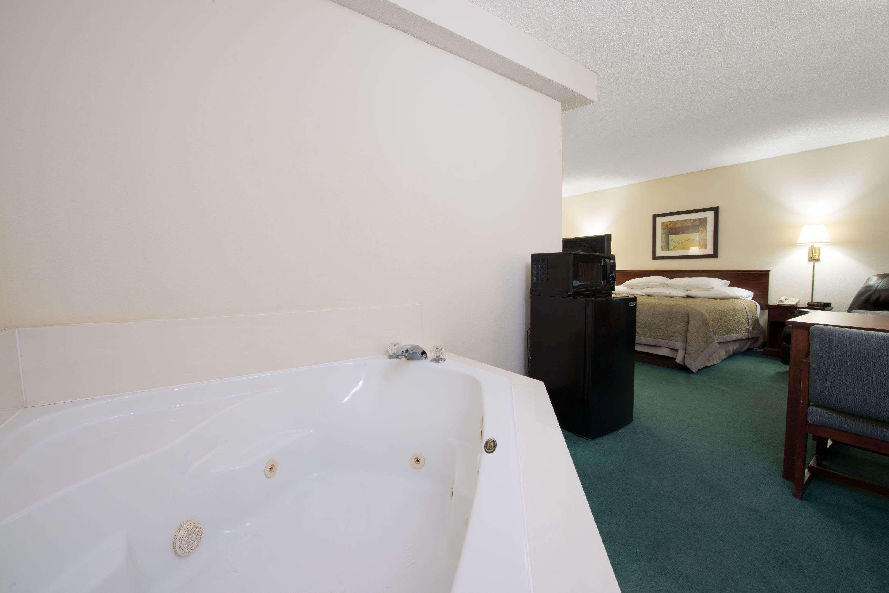 Super 8 By Wyndham Richmond Hotel Bagian luar foto