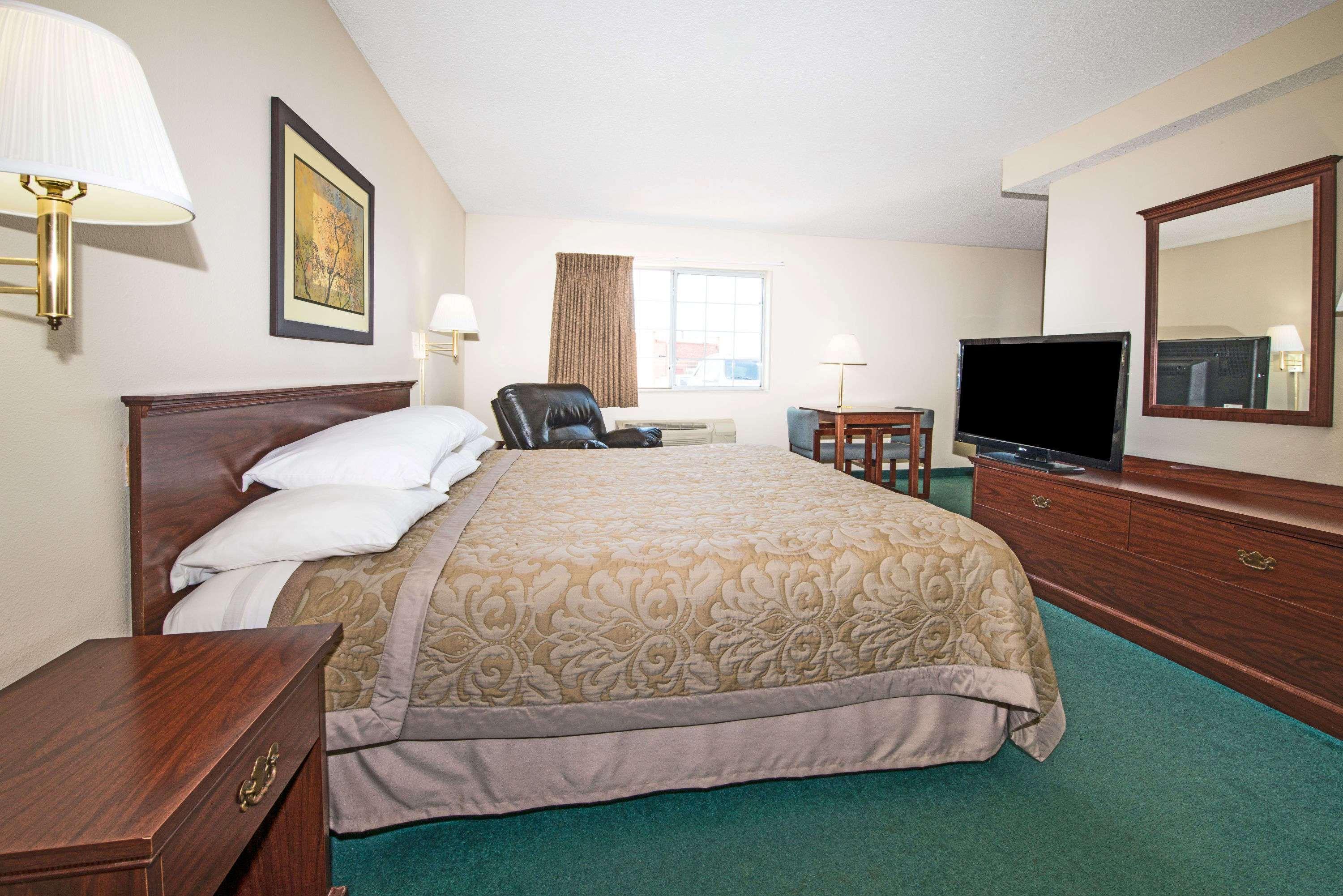 Super 8 By Wyndham Richmond Hotel Bagian luar foto