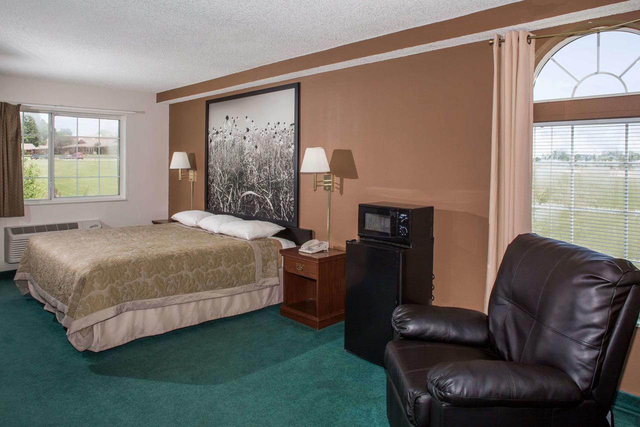 Super 8 By Wyndham Richmond Hotel Bagian luar foto