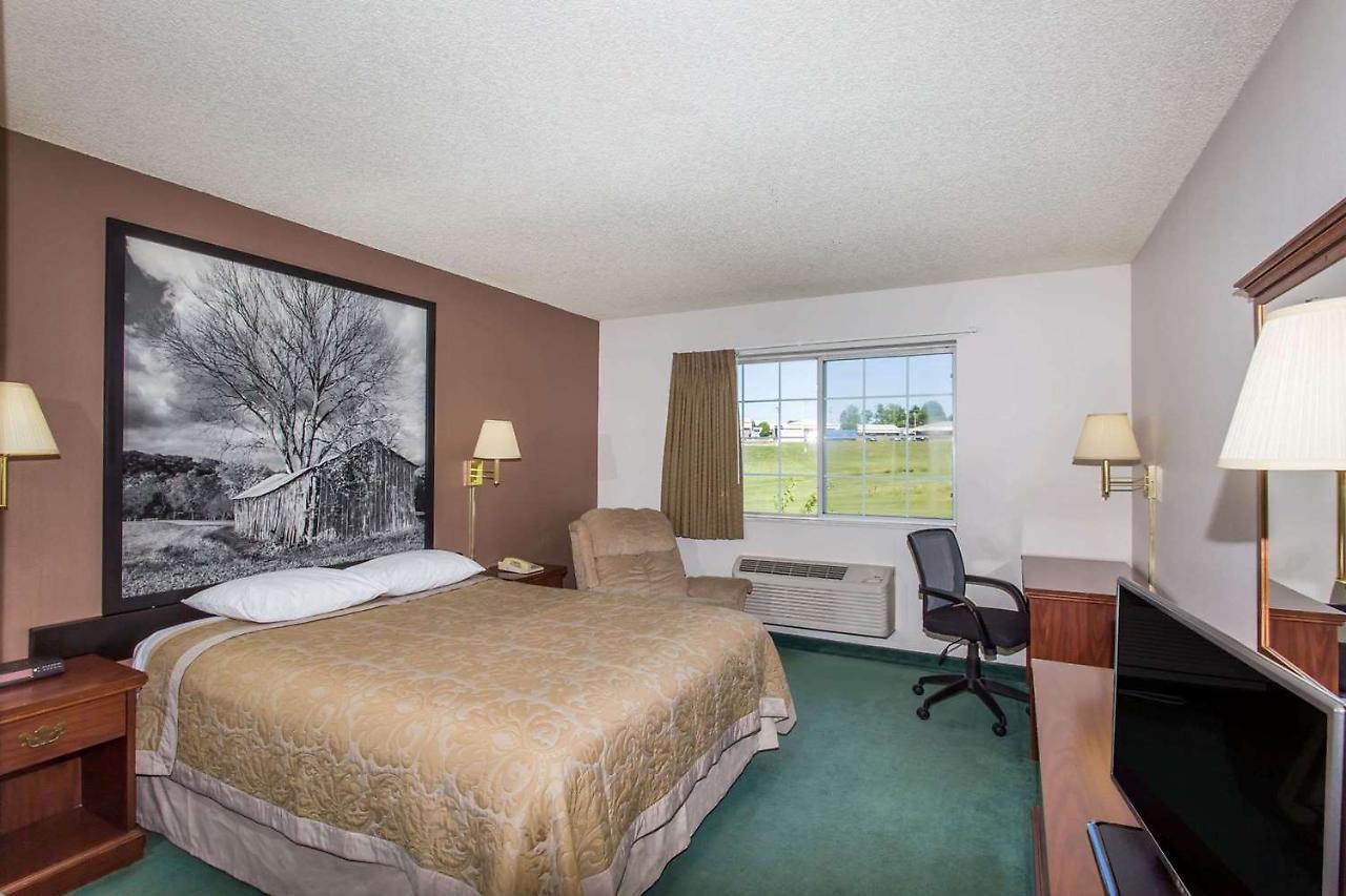 Super 8 By Wyndham Richmond Hotel Bagian luar foto